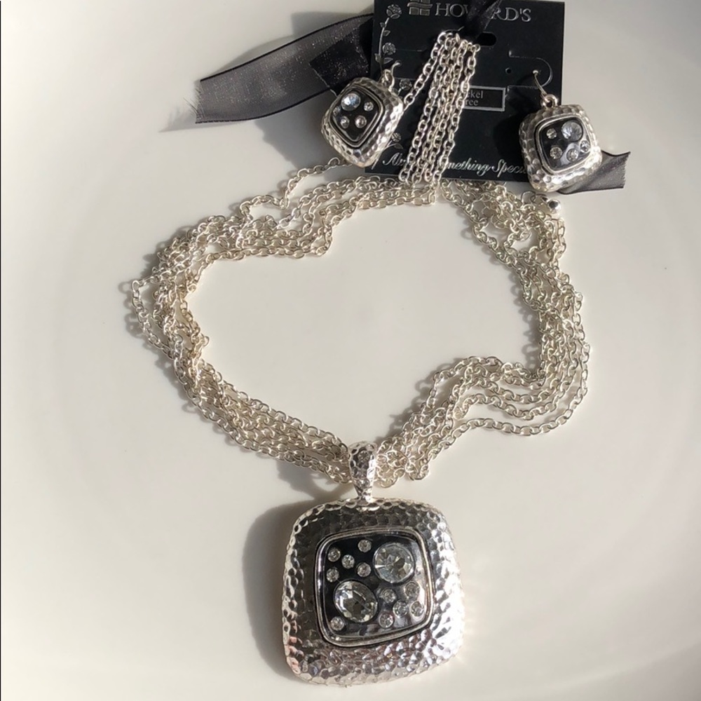 😎 3/$25 NWT Boutique Glam Necklace & Earring Set
